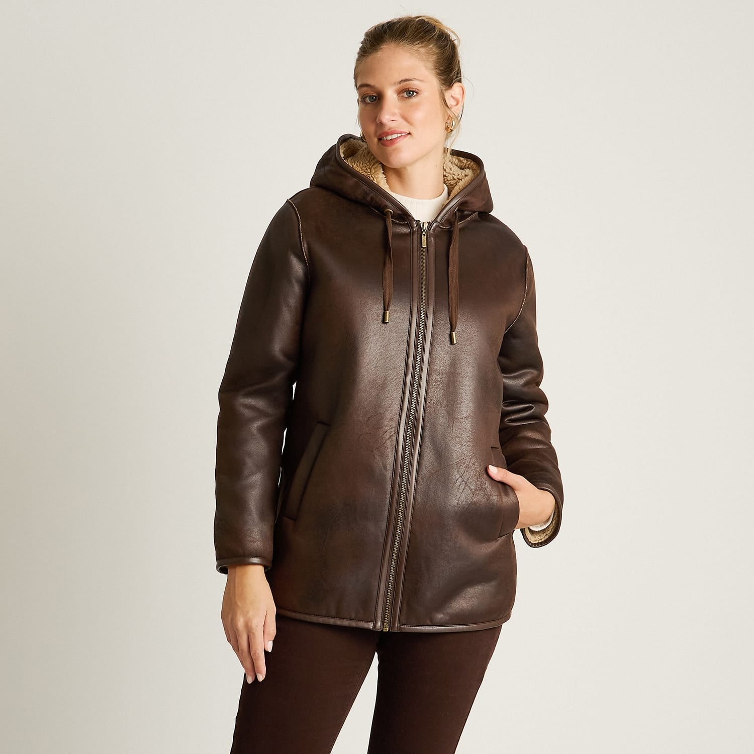 Chaqueta Cafe Manga Larga Elasticidad Nula Con Forro Calce Normal Tela Bonded